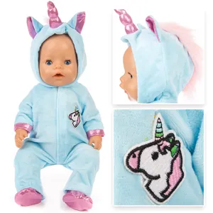 Blaues Einhorn Plüsch Puppenkleidung Set Detail, süßer Kapuzenpulli mit Horn und Stickerei.