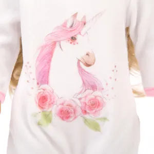 Nahaufnahme des weißen Puppenrompers mit rosa Aquarell-Einhorn und Rosen-Blumendruck.