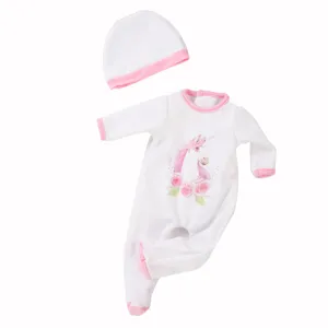 Weißer 18-Zoll Puppen Strampler und Mütze Set mit süßem Einhorn Motiv für Puppenkleidung.