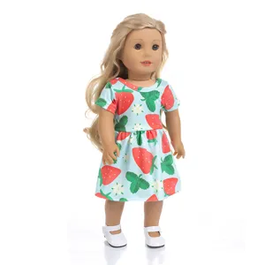 Detailansicht der 18-Zoll Puppe im Erdbeerkleid, süßer Blumen-Print und blonde Haare.