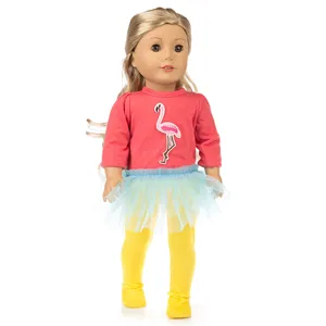 Detailansicht des 18-Zoll-Puppenoutfits mit Flamingoshirt, Tutu und gelben Strumpfhosen.