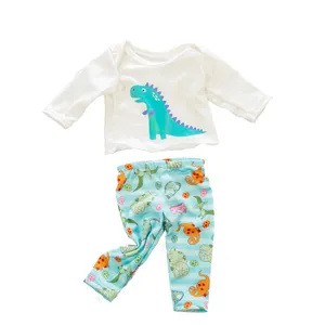 Detailansicht des süßen Cartoon-Dinosaurier Langarmshirts und Hose für 18-Zoll-Puppe.