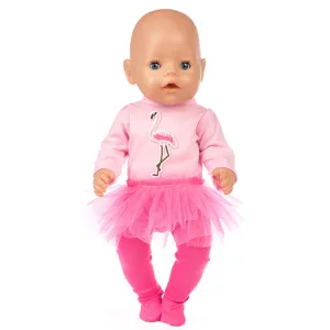Nahaufnahme Detail des süßen rosa Baby Puppen Kleider Sets mit Flamingostickerei und Tüllrock.