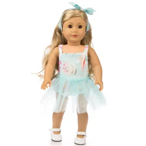 18-Zoll-Puppenkleidungs-Set mit niedlichem blauem Muscheldruckkleid und passendem Haarschmuck.