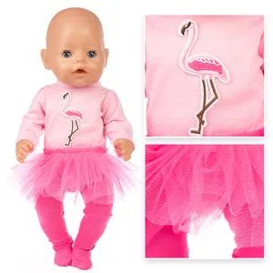 Detailansicht des rosa Puppenkleidungssets mit süßem Flamingostick und flauschigem Tütü.