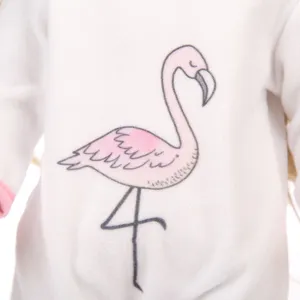 Detailansicht des weißen Puppen-Stramplers mit süßem Flamingo-Druck für 18-Zoll-Puppen.