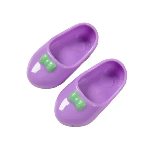 Lila Puppenschuhe fur 14 Zoll Modepuppen mit einer schicken grunen Schleife als Zubehor.