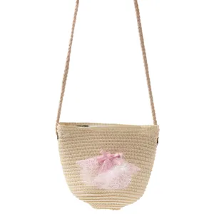 Detailansicht der kleinen Stroh-Umhängetasche mit rosa Tütü-Schleife, ideales Puppenzubehör.
