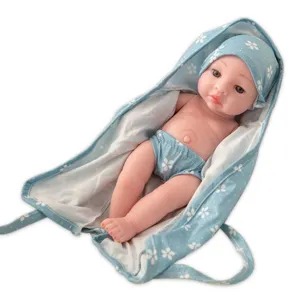 Nahaufnahme des 25cm Reborn Puppen Pyjamas mit blauem Blumenmuster und passender Decke.