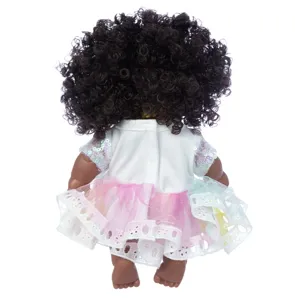 Rückansicht Detail der 20cm afrikanischen Reborn Baby Puppe mit Locken und Tüllkleid.