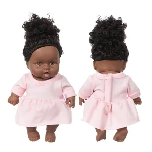 8-Zoll dunkle Haut Babypuppe mit lockigem Haar im rosa Kleid, Vorder- und Rückansicht.