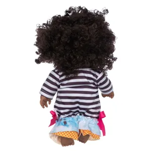 Detailansicht der Reborn Puppe, schwarzes lockiges Haar, 8 Zoll Vinyl Babyspielzeug süß.