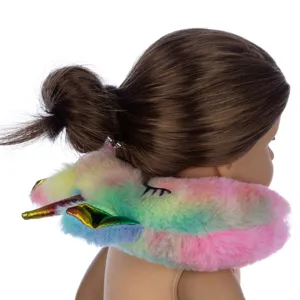 Detail van pop eenhoorn nek kussen, kleurrijke pluche U-vormige steun voor 18 inch pop accessoires.