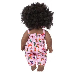 12-Zoll schwarze Puppe Spielzeug Rückansicht Detail mit süßem rosa Schmetterling Strampler.