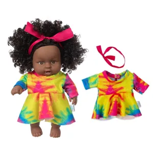 8-Zoll schwarze Babypuppe mit buntem Batik-Kleid und Stirnband Set für Kinder Verkleidespiel.