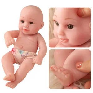 Nahaufnahme des 25 cm Reborn Babypuppen Details, weiches Vinylmaterial, süßes Gesicht und kleine Füße.