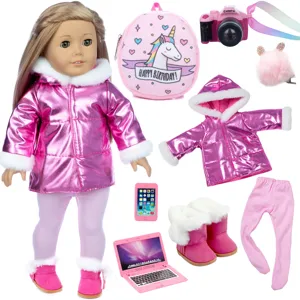 Süße 18-Zoll Puppen Daunenjacke Set mit pinken Stiefeln, Rucksack, Laptop und Kamera Zubehör.