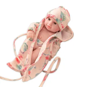 25cm Reborn Puppe Blumen Bademantel und Mütze Detailbild, süße Puppenkleidung zum Anziehen
