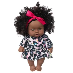 Schöne 8-Zoll schwarze Babypuppe mit lockigem Haar und einem modischen Leopardenkleid.