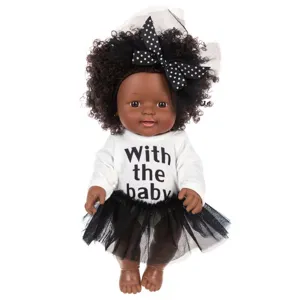 12-Zoll schwarze Babypuppe Spielzeug mit lockigem Haar, süßem Schleifen-Haarband und Tüllkleid.