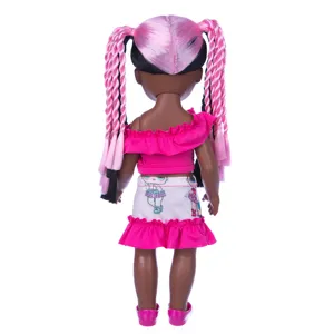 14-Zoll Modepuppe mit rosa und schwarzen Zöpfen, stilvollem pinkem Outfit und bedrucktem Rock.