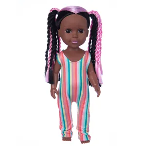 14-Zoll Schwarze Mode Puppe mit Rosa Zöpfen und Bunten Gestreiften Overall Spielzeug