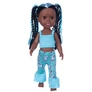 14 Zoll schwarze Puppe Spielzeug mit blauem geflechtetem Haar und stylischen Einhorn Hosen.