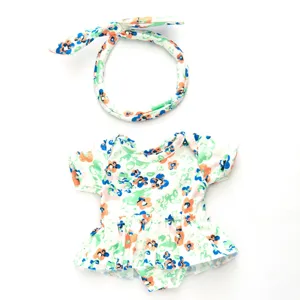 Sommer Strampler und passendes Stirnband im Detail für 18-Zoll-Puppen mit Blumenmuster.