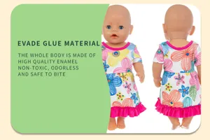 Detailansicht von 18 Zoll Puppenkleidung mit buntem Blumenkleid und weichem Emaillekörper.