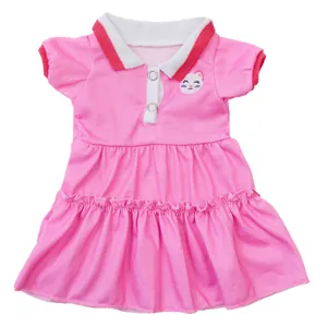 Détail de la robe polo rose pour poupées de 45 cm, avec une jolie broderie de chat.