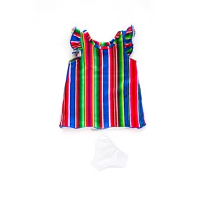 Detailansicht des 18 Zoll amerikanischen Puppen-Badeanzugs mit farbig gestreiftem Top und Badehose.