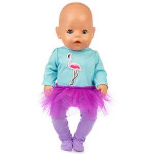 Details des 18 Zoll Reborn Puppenkleidung Sets, süßes Flamingoshirt und lila Tüllrock.