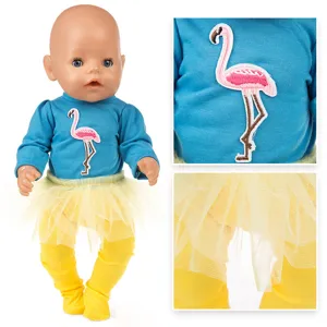 Detailansicht des Puppenkleider-Sets mit blauem Flamingo-Oberteil, gelbem Tütü und Strumpfhose.