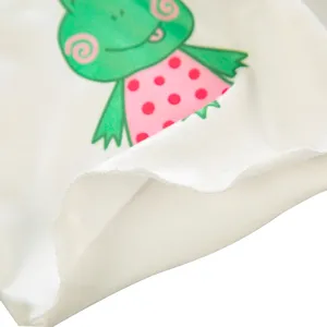 Nahaufnahme des weißen Puppen-T-Shirts mit süßem Cartoon-Frosch-Print für 18-Zoll-Puppen.