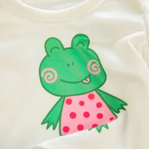 Nahaufnahme eines niedlichen Cartoon-Frosches gedruckt auf einem weißen Puppen-T-Shirt.