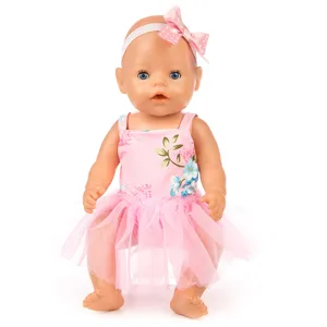Schönes Babypuppen Kleiderset mit rosa Blumenkleid und Schleife für 18 Zoll Puppen.