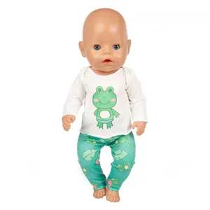 Detailansicht des 45cm Puppenkleidungssets mit einem süßen Frosch-Print-Oberteil und bedruckter Hose.