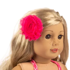Detailansicht der pinken Blumen-Haarspange und des Trägertops für 18-Zoll-Modepuppenzubehör.