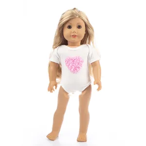 Detailansicht einer schönen 18-Zoll-Puppe im weißen Body mit rosa Herz-Rosen-Dekor.