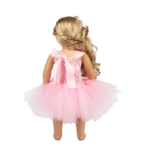 Close-up detailopname van een schattige roze tutu poppenjurk achterkant voor 18 inch.