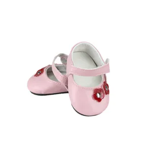 Detailansicht von rosa Puppenschuhen mit roter Blumendekoration für 18-Zoll-Puppen geeignet.