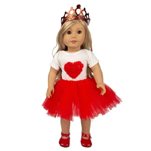 Detailansicht des 18-Zoll-Puppenprinzessinnen-Outfits mit rotem Herz-Kleid und Krönchen.