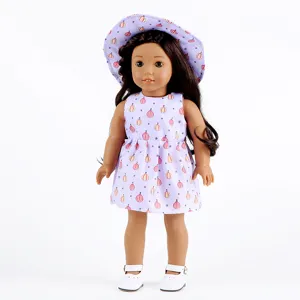 Nahaufnahme der Details des lila Puppenkleids mit Blumenmuster und Hut, saubere Nähte.