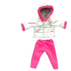 Detailansicht der 18-Zoll-Puppen-Winterkleidung mit metallisch silberner Pufferjacke und rosa Hose.