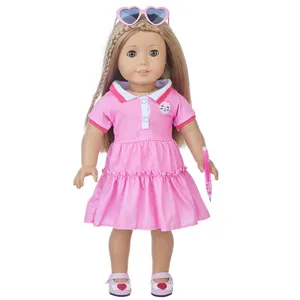 Vue détaillée de la tenue de robe polo rose pour poupée 45cm avec accessoires et chaussures.
