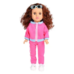 Poupée de Fille de 18 Pouces aux Cheveux Bruns Bouclés Poupée en Vinyle avec Tenue de Sport Accessoires de Mode Cadeau Jouet pour Enfants