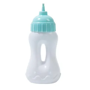 Detailansicht der kleinen Spielzeug-Babyflasche, niedliches blau-weisses Puppenhaus-Zubehör.