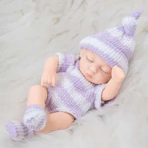 Nahaufnahme Detail der 7-Zoll Mini Reborn Babypuppe in süßem lila Strickset mit Mütze.