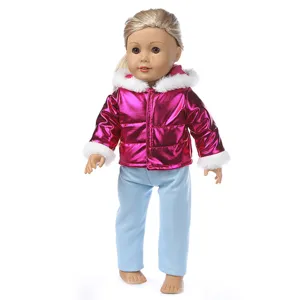 Detaillierte Ansicht des 18-Zoll Puppen Winteroutfits mit rosa Pufferjacke und Pelzkragen.