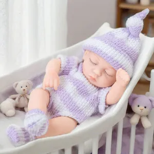 Bezaubernde 7-Zoll Reborn Puppe mit süßem lila gestrickten Mütze, Strampler und Socken.